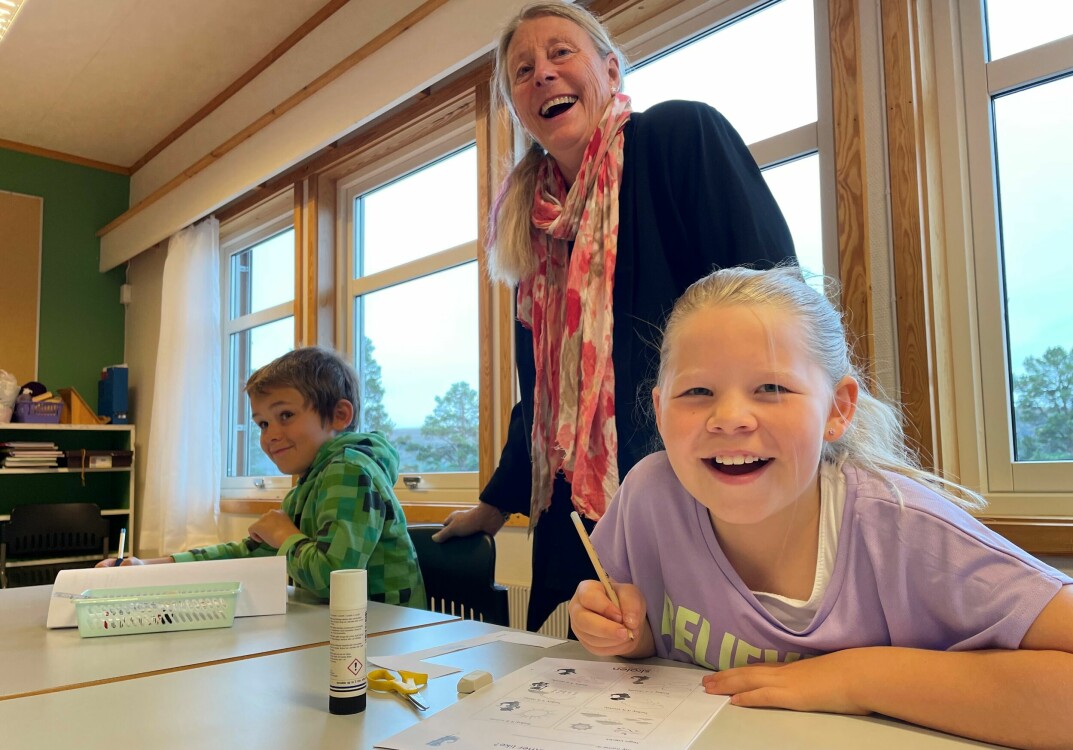 Sofie Erichsen (foran), rektor Elisabeth Groven og Magnus Aasberg i bakgrunnen mener leksefri er en god løsning.