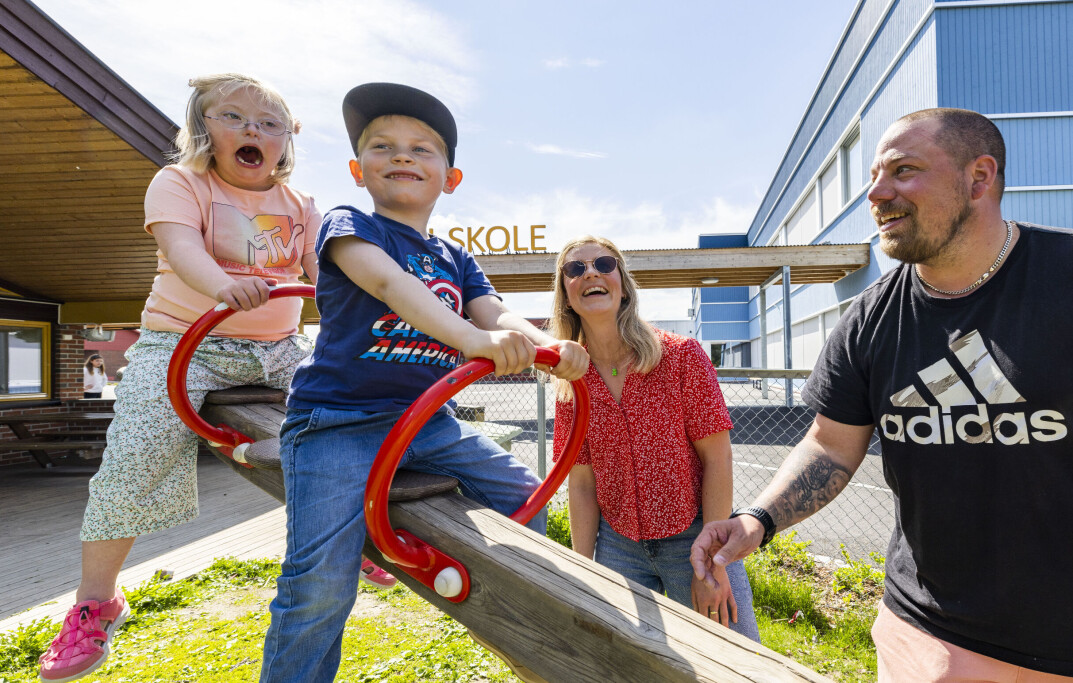 Rolf (5) er mer enn klar for skolestart. Her ser vi ham med Agnes (8), Agnes’ mor Heidi Rognlidalen og fagarbeider Leif Holm Larsen. Rolf (5) er mer enn klar for skolestart. Her ser vi ham med Agnes (8), Agnes’ mor Heidi Rognlidalen og fagarbeider Leif Holm Larsen.