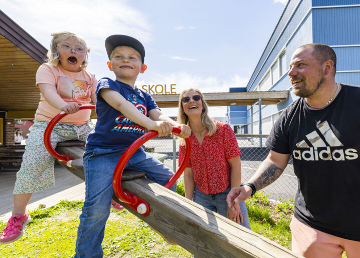 Rolf (5) er mer enn klar for skolestart. Her ser vi ham med Agnes (8), Agnes’ mor Heidi Rognlidalen og fagarbeider Leif Holm Larsen. Rolf (5) er mer enn klar for skolestart. Her ser vi ham med Agnes (8), Agnes’ mor Heidi Rognlidalen og fagarbeider Leif Holm Larsen.
