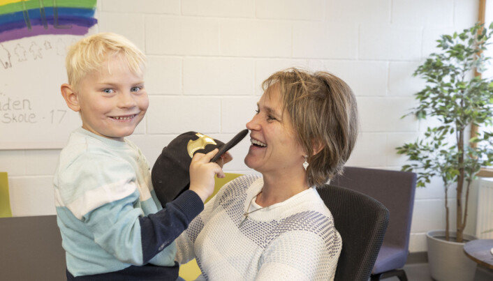 Rolf begynner å bli husvarm på Lunden skole. - Besøkene her gjennom våren har vært gull verdt, sier mamma Mette Svee. Rolf begynner å bli husvarm på Lunden skole. - Besøkene her gjennom våren har vært gull verdt, sier mamma Mette Svee.