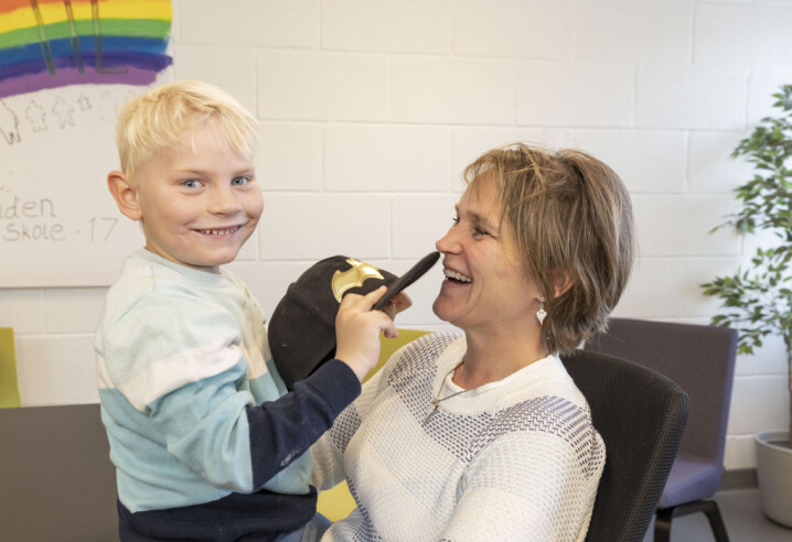 Rolf begynner å bli husvarm på Lunden skole. - Besøkene her gjennom våren har vært gull verdt, sier mamma Mette Svee. Rolf begynner å bli husvarm på Lunden skole. - Besøkene her gjennom våren har vært gull verdt, sier mamma Mette Svee.