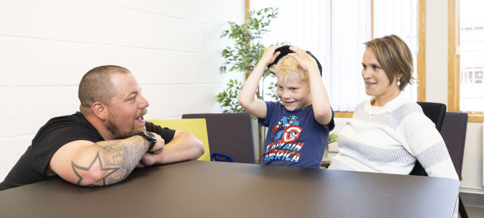Fagarbeider Leif Holm Larsen står for den nye ordningen som skal sikre barn med særskilte behov en god overgang til Lunden skole. Her sammen med Rolf (5) og Rolfs mamma Mette Svee. Fagarbeider Leif Holm Larsen står for den nye ordningen som skal sikre barn med særskilte behov en god overgang til Lunden skole. Her sammen med Rolf (5) og Rolfs mamma Mette Svee.