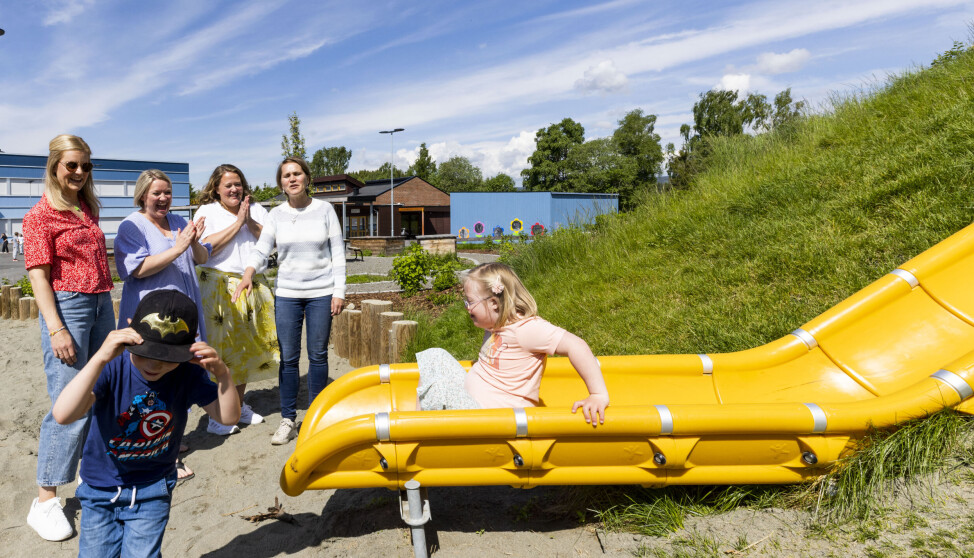 Foreldrene til Agnes (8) og Rolf (5) skryter av skolen. Og av Agnes og Rolf i sklia. Bak fra venstre: Heidi Rognlidalen, assisterende rektor Gitte Schjerven Bakksjø, avdelingsleder Ragnhild Blystad og Mette Svee. Foreldrene til Agnes (8) og Rolf (5) skryter av skolen. Og av Agnes og Rolf i sklia. Bak fra venstre: Heidi Rognlidalen, assisterende rektor Gitte Schjerven Bakksjø, avdelingsleder Ragnhild Blystad og Mette Svee.