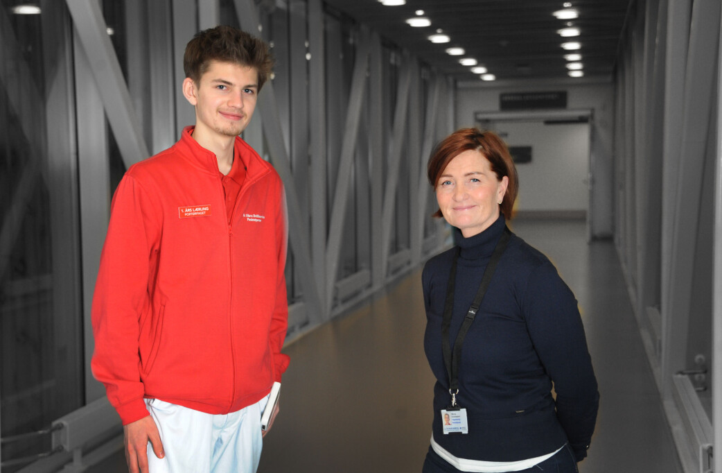 Mona synes det er spennende å følge Adrians utvikling. Og Adrian setter stor pris på alltid å kunne spørre veilederen sin hvis det er noe han lurer på. Mona synes det er spennende å følge Adrians utvikling. Og Adrian setter stor pris på alltid å kunne spørre veilederen sin hvis det er noe han lurer på.