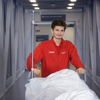 Mye av en portørs jobb er å transportere pasienter. Mange ligger i sengen, og Adrian er nøye med å gi dem en trygg og behagelig forflytning.