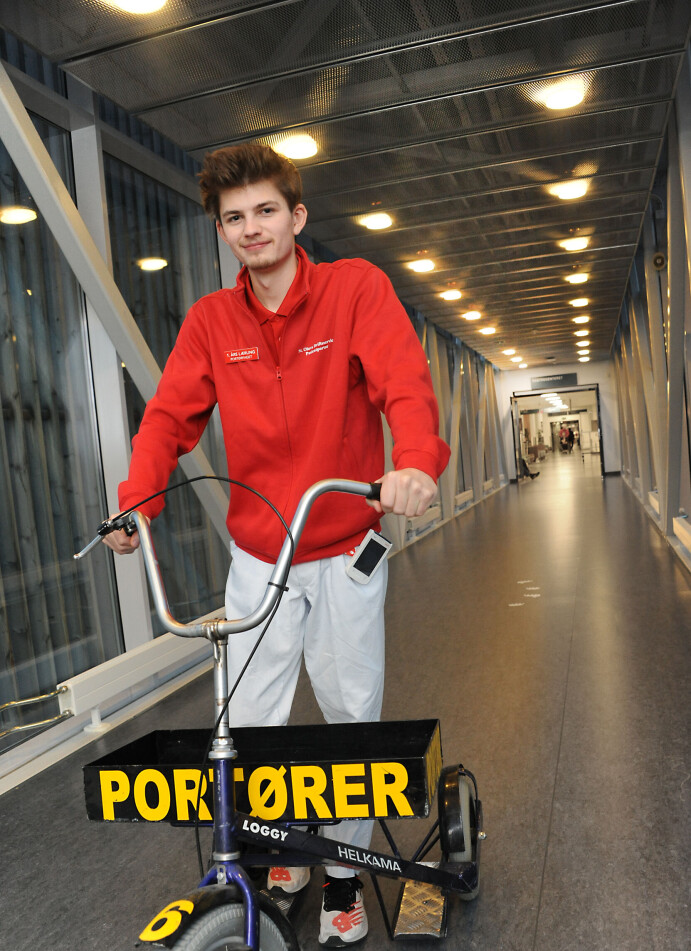 Når Adrian skal frakte utstyr fra et sted til et annet, bruker han ofte sykehusets trehjuls sparkesykkel. Når Adrian skal frakte utstyr fra et sted til et annet, bruker han ofte sykehusets trehjuls sparkesykkel.