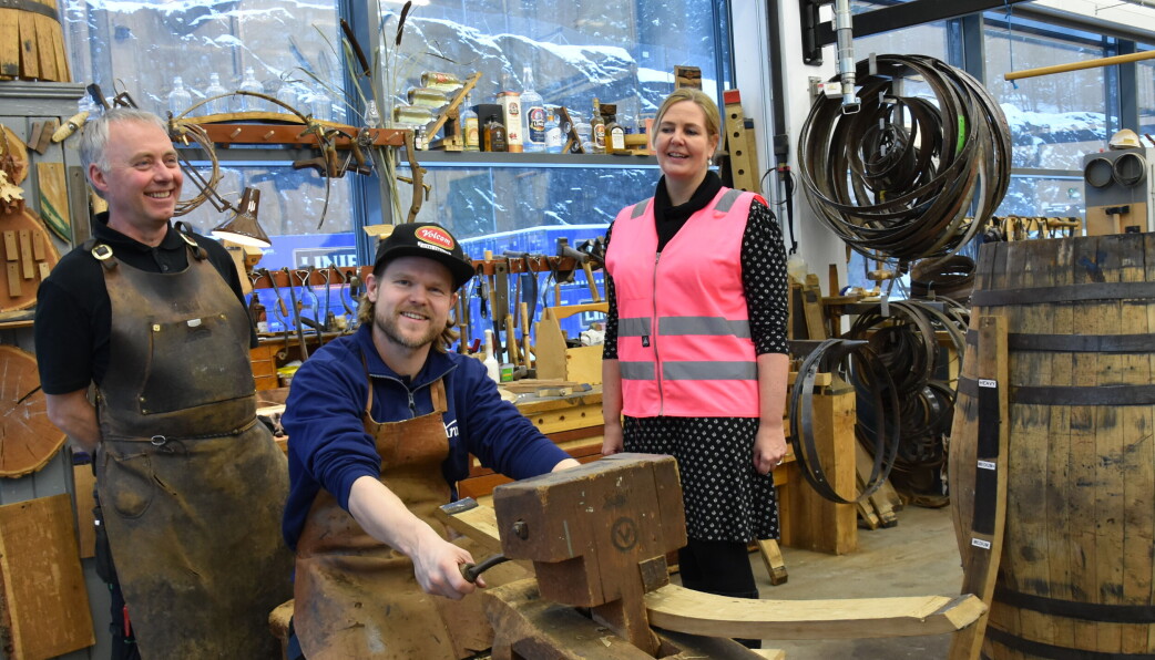 Bøkker Arne Jøran Øyen har vært læremester for Pål Engen som nettopp besto svenneprøven, her sammen med Tove Lange fra Matindustriens opplæringskontor som har hatt ansvaret for opplæringen. Bøkker Arne Jøran Øyen har vært læremester for Pål Engen som nettopp besto svenneprøven, her sammen med Tove Lange fra Matindustriens opplæringskontor som har hatt ansvaret for opplæringen.