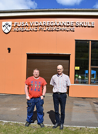 Lærer Ole Christian Dale og rektor Tor Johannes Hjertnes.