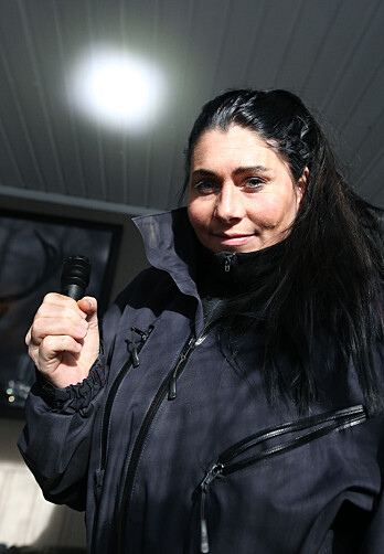 Linda Frost undersøkte om det var røykvarsler i taket, og om den virker. Linda Frost undersøkte om det var røykvarsler i taket, og om den virker.