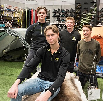 Guttene har alternert rundt i butikken for å bli kjent. Her er de i jakt- og friluftsavdelingen. Det er fra venstre: Josef Urheim Norum, Lukas Svare, Martin Wærnes Stuby og Erik Keiseraas. Guttene har alternert rundt i butikken for å bli kjent. Her er de i jakt- og friluftsavdelingen. Det er fra venstre: Josef Urheim Norum, Lukas Svare, Martin Wærnes Stuby og Erik Keiseraas.