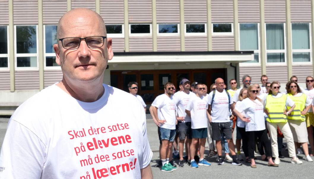 Utdanningsforbundets leder Steffen Handal sammen med streikende lærere i Bergen. Utdanningsforbundets leder Steffen Handal sammen med streikende lærere i Bergen.