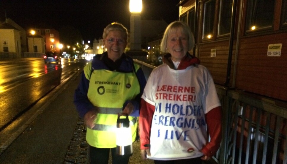 Randi Norum og Liv Tetlie, var to av lærerne som deltok i stafetten i 2014. De var ute i regnet fra klokka 23 til 01 før de sendte stafetten videre til nye lærere..