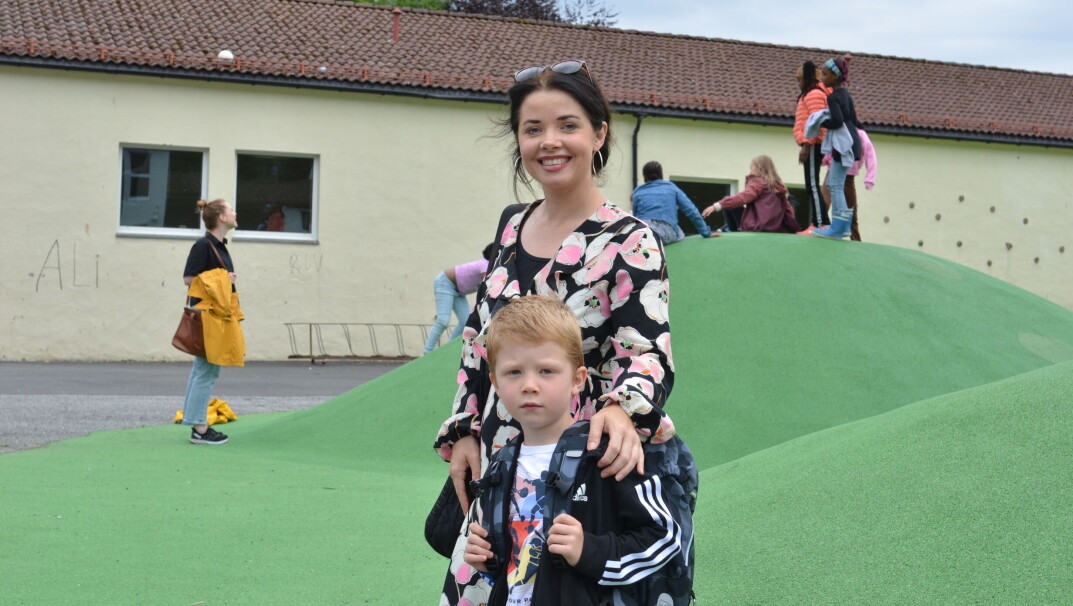 Julian Røed-Joner hadde sin første skoledag mandag og mamma Emile Joner-Andbo var med. Hun oppfordrer lærerne til å stå på krava i streiken. Julian Røed-Joner hadde sin første skoledag mandag og mamma Emile Joner-Andbo var med. Hun oppfordrer lærerne til å stå på krava i streiken.