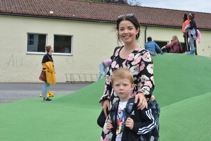 Julian Røed-Joner hadde sin første skoledag mandag og mamma Emile Joner-Andbo var med. Hun oppfordrer lærerne til å stå på krava i streiken.