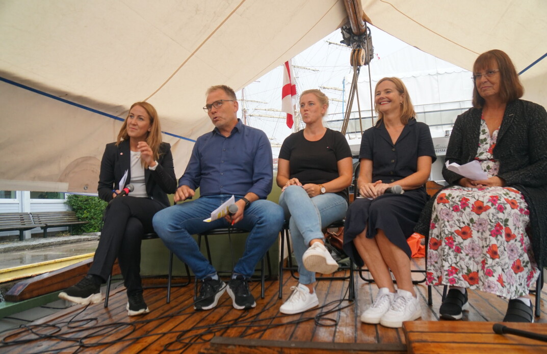 Tonje Brenna, Karl Agnar Wåle, Kjersti Bendiksen, Cathrine Thømte og Mette Bunting debatterte nettundervisning. Tonje Brenna, Karl Agnar Wåle, Kjersti Bendiksen, Cathrine Thømte og Mette Bunting debatterte nettundervisning.