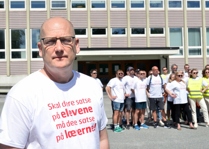 Utdanningsforbundets leder Steffen Handal i Bergen da de første 45 medlemmene gikk ut i streik.