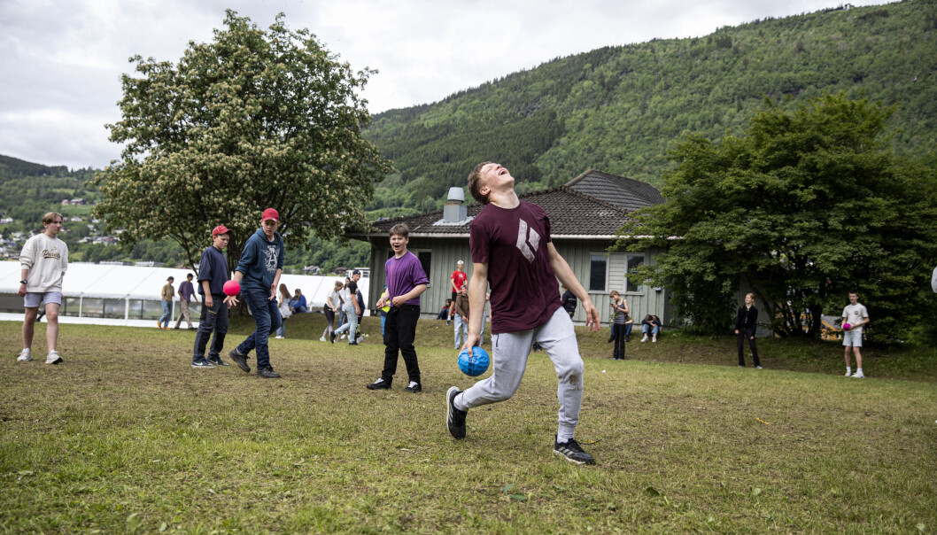 8.-klassingen Gard Hestvik Furnes gjev alt i kanonballkampen. Han er glad for at klassen har hatt eldre elevar som mentorar. – Det er lettare å prate med dei om ting enn med lærarar, seier han. 8.-klassingen Gard Hestvik Furnes gjev alt i kanonballkampen. Han er glad for at klassen har hatt eldre elevar som mentorar. – Det er lettare å prate med dei om ting enn med lærarar, seier han.