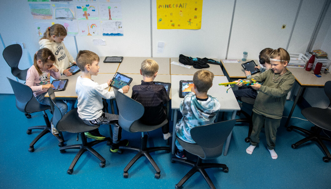 Elevane på Knappskog skule i Øygarden var mellom dei aller første som fekk digitale dingsar i staden for lærebøker. Minecraft er eit populært verktøy.