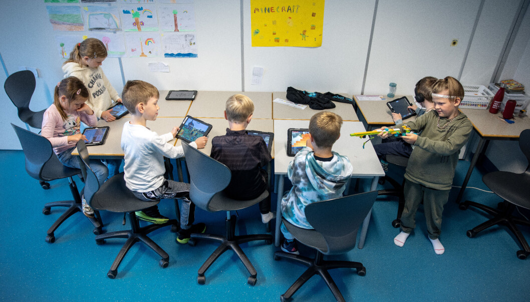 Elevane på Knappskog skule i Øygarden var mellom dei aller første som fekk digitale dingsar i staden for lærebøker. Minecraft er eit populært verktøy. Elevane på Knappskog skule i Øygarden var mellom dei aller første som fekk digitale dingsar i staden for lærebøker. Minecraft er eit populært verktøy.