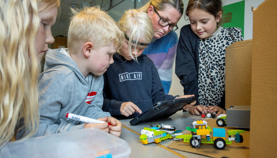 2.-klassingene Emmely Mongstad Kristiansen, Herman Hovden, Jørgen Haga Norebø og Ella Turøy Røsland har bygt ein søppelbil som dei styrer med iPad-en. Lærer Kaja Venge hjelper til.