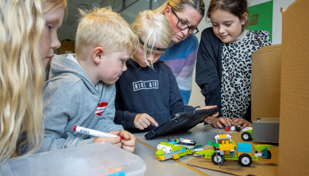 2.-klassingene Emmely Mongstad Kristiansen, Herman Hovden, Jørgen Haga Norebø og Ella Turøy Røsland har bygt ein søppelbil som dei styrer med iPad-en. Lærer Kaja Venge hjelper til. 2.-klassingene Emmely Mongstad Kristiansen, Herman Hovden, Jørgen Haga Norebø og Ella Turøy Røsland har bygt ein søppelbil som dei styrer med iPad-en. Lærer Kaja Venge hjelper til.