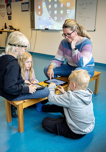 Jørgen Haga Norebø, Emmely Mongstad Kristiansen, Herman Hovden (på golvet) og lærar Kaja Venge har varierte arbeidsstillingar i løpet av skuledagen. Jørgen Haga Norebø, Emmely Mongstad Kristiansen, Herman Hovden (på golvet) og lærar Kaja Venge har varierte arbeidsstillingar i løpet av skuledagen.