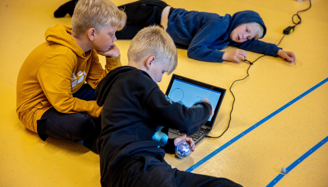 4.-klassingane Håvard Skrede Hatlelid, Fredrik Bergsvik Hatløy og Noris Ekanger (liggjande bak) har kvar sin digitale dings i skulesekken. 4.-klassingane Håvard Skrede Hatlelid, Fredrik Bergsvik Hatløy og Noris Ekanger (liggjande bak) har kvar sin digitale dings i skulesekken.