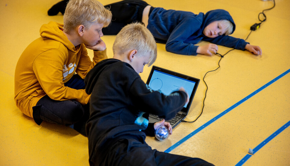 4.-klassingane Håvard Skrede Hatlelid, Fredrik Bergsvik Hatløy og Noris Ekanger (liggjande bak) har kvar sin digitale dings i skulesekken.