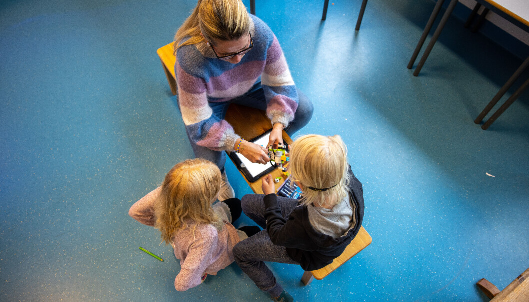 Knappskog skule i Øygarden kommune, Vestland, har sidan hausten 2017 vore heildigital. Her er Emmely Mongstad Kristiansen, lærer Kaja Venge og Jørgen Haga Norebø djupt inne i eit legofrosk-problem. Knappskog skule i Øygarden kommune, Vestland, har sidan hausten 2017 vore heildigital. Her er Emmely Mongstad Kristiansen, lærer Kaja Venge og Jørgen Haga Norebø djupt inne i eit legofrosk-problem.