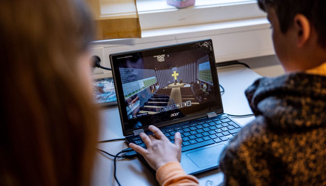 Ved Knappskog skule i Øygarden i Vestland står lærarane til ei kvar tid fritt til å velje digitalt eller analogt utstyr. Ved Knappskog skule i Øygarden i Vestland står lærarane til ei kvar tid fritt til å velje digitalt eller analogt utstyr.