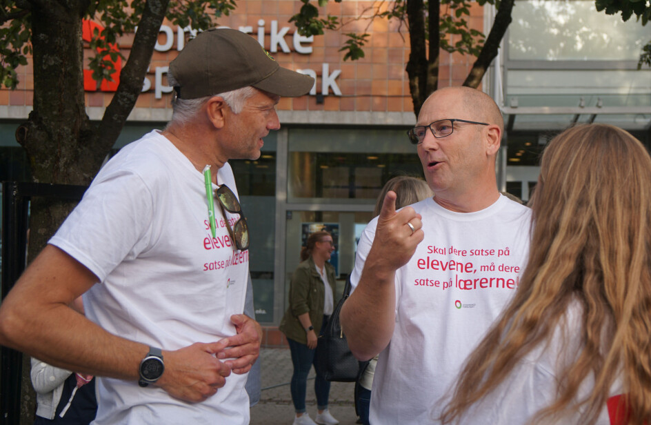 Jon Ola Engen og Hilde Henriksrud Svendsen fra streikekomiteen fikk Steffen Handal på besøk.
