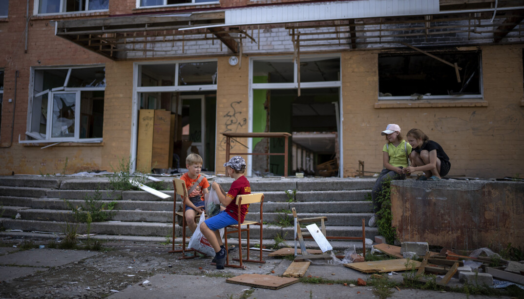 Barn leker utenfor Tsjernihiv skole nr. 21, som ble bombet av russiske styrker 3. mars. Ukrainske barn vender nå tilbake til skolen, men har med seg få hyggelig sommerferieminner. Historiene de deler, er hvordan de overlevde de første månedene av krigen. Barn leker utenfor Tsjernihiv skole nr. 21, som ble bombet av russiske styrker 3. mars. Ukrainske barn vender nå tilbake til skolen, men har med seg få hyggelig sommerferieminner. Historiene de deler, er hvordan de overlevde de første månedene av krigen.