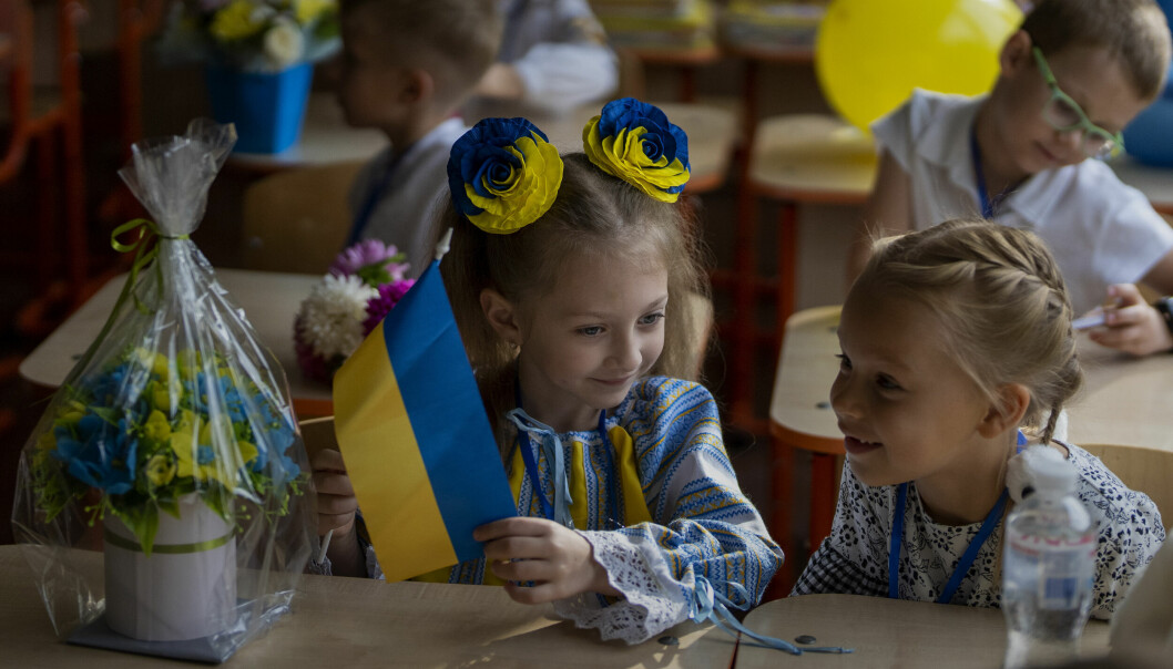 Seks år gamle Taisja Sjtsjerba kan endelig sette seg på skolebenken igjen sammen med klassekameratene sine i byen Irpin. Det er første skoledag etter seks måneder med krig. Men frykten er ikke over, og skolene har beredskapsplaner dersom luftvernsirenene varsler om nye bombeangrep.