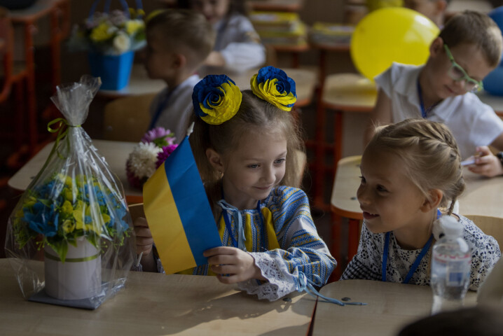Seks år gamle Taisja Sjtsjerba kan endelig sette seg på skolebenken igjen sammen med klassekameratene sine i byen Irpin. Det er første skoledag etter seks måneder med krig. Men frykten er ikke over, og skolene har beredskapsplaner dersom luftvernsirenene varsler om nye bombeangrep.