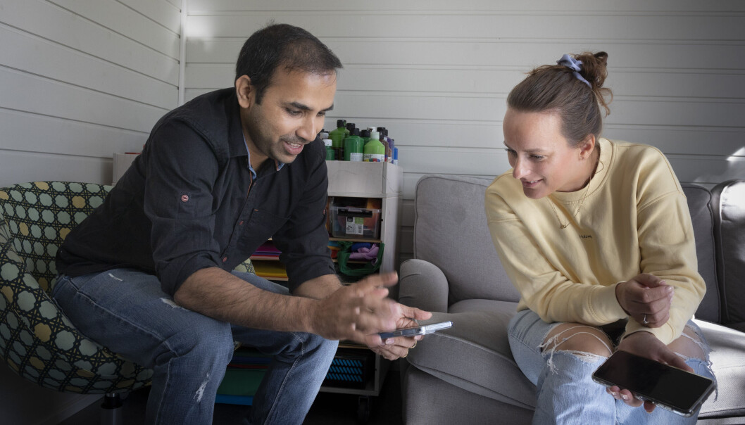 Far Ranjan Kumar Sahu og styrer Pia Maria Jakset er svært begeistra over appen Kiddy, som gjør det mulig å sende informasjon på 11 ulike språk fra barnehagen til foreldre. Far Ranjan Kumar Sahu og styrer Pia Maria Jakset er svært begeistra over appen Kiddy, som gjør det mulig å sende informasjon på 11 ulike språk fra barnehagen til foreldre.