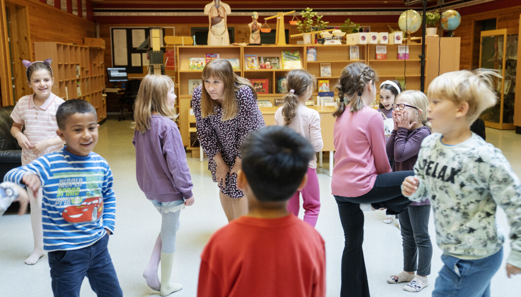 Elevene i 2. klasse er i mediateket. På kort tid har alle stilt hverandre spørsmål på engelsk. Siren Johanne Lorvik varierer ofte mellom klasserom og mediatek, slik at elevene får bevegelse og aktivitet. Elevene i 2. klasse er i mediateket. På kort tid har alle stilt hverandre spørsmål på engelsk. Siren Johanne Lorvik varierer ofte mellom klasserom og mediatek, slik at elevene får bevegelse og aktivitet.