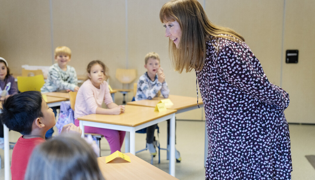 Engelsklærer Siren Johanne Lorvik ved Hjelmeland barneskole erfarer at engelskkunnskapene blant de yngste stadig blir bedre. Hun mener årsakene blant annet er dataspill, filmer og musikk på engelsk. Engelsklærer Siren Johanne Lorvik ved Hjelmeland barneskole erfarer at engelskkunnskapene blant de yngste stadig blir bedre. Hun mener årsakene blant annet er dataspill, filmer og musikk på engelsk.