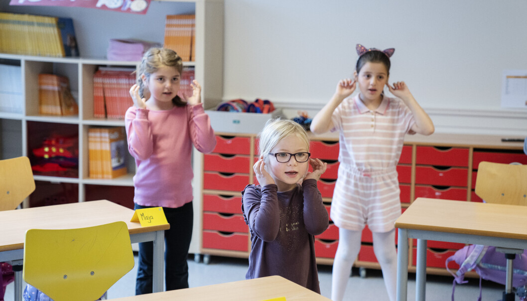 Head, shoulders, knees and toes, knees and toes. Engelsktimen i 2. klasse på Hjelmeland barneskole er i gang. Kaja (i midten) var blant dem som kunne en del engelsk før hun begynte på skolen. Hun begynte med Minecraft i femårsalderen, og snakker litt engelsk hjemme. Head, shoulders, knees and toes, knees and toes. Engelsktimen i 2. klasse på Hjelmeland barneskole er i gang. Kaja (i midten) var blant dem som kunne en del engelsk før hun begynte på skolen. Hun begynte med Minecraft i femårsalderen, og snakker litt engelsk hjemme.