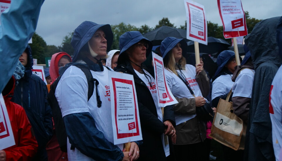Hundrevis av lærere trosset regn og vind for å vise sin streikevilje.