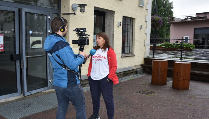 Fylkeslederen blir intervjuet av NRK utenfor Bryne Mølle. Fylkeslederen blir intervjuet av NRK utenfor Bryne Mølle.