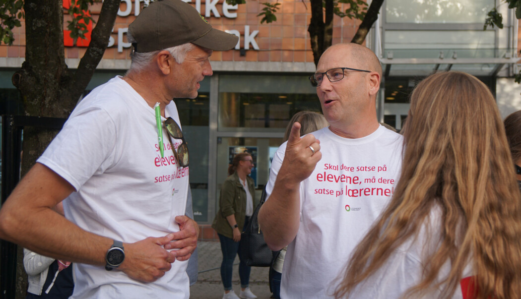 Leder i Utdanningsforbundet Steffen Handal støtter de streikende lærerne. Leder i Utdanningsforbundet Steffen Handal støtter de streikende lærerne.