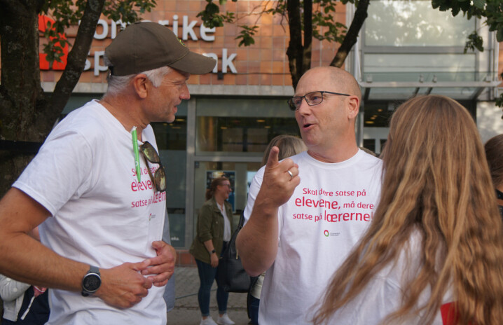Leder i Utdanningsforbundet Steffen Handal støtter de streikende lærerne.