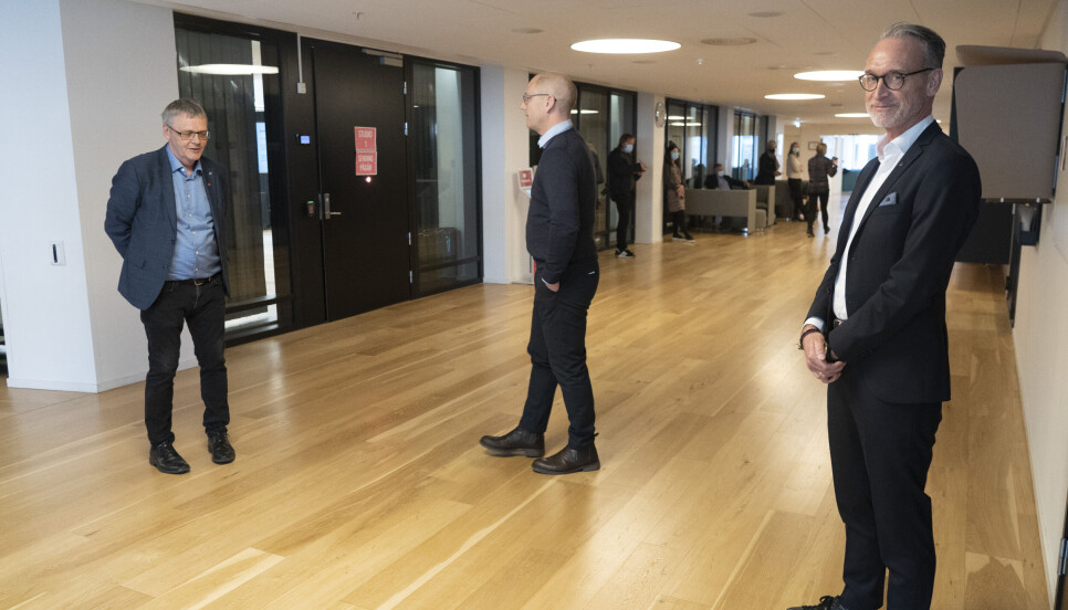 Fra forhandlingene med KS, Tor Arne Gangsø til høyre , Odd-Haldgeir Larsen (LO-kommune) til venstre og Steffen Handal (Unio. / NTB