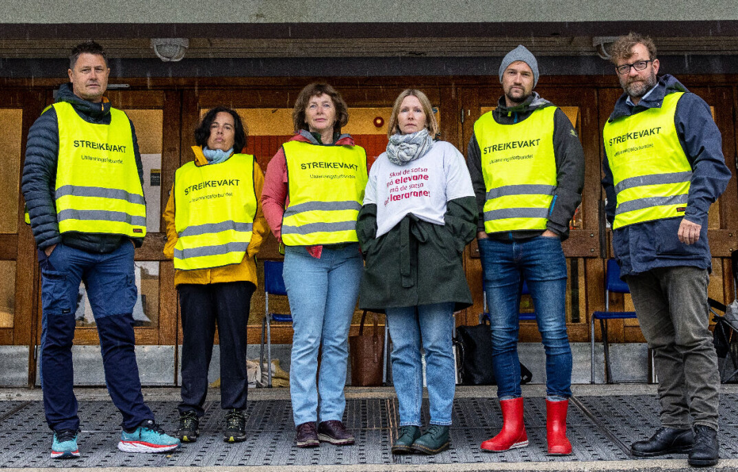De fleste lærerne på Gimle oppveksttun skole har vært i streik siden 20. juni, men er klare for å stå i det til partene finner en god løsning. Fra venstre: Roger Helland, Francisca Garcia, Tone Ingebrethsen, Siv Hansen, Truls Bjordal og Ingvar Kjøl. De fleste lærerne på Gimle oppveksttun skole har vært i streik siden 20. juni, men er klare for å stå i det til partene finner en god løsning. Fra venstre: Roger Helland, Francisca Garcia, Tone Ingebrethsen, Siv Hansen, Truls Bjordal og Ingvar Kjøl.
