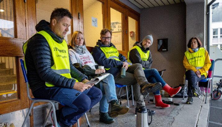Med kortere vakter, quiz og kaffe holder de motet oppe på regnfylte dager. Fra venstre: Roger Helland, Siv Hansen, Ingvar Kjøl, Truls Bjordal og Francisca Garcia.