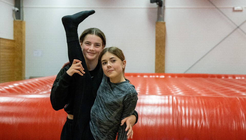 Åttendeklassingene Marie og Alise har gått glipp av skolestarten. I stedet møtes de på Fysak, eller går turer med klassen.
