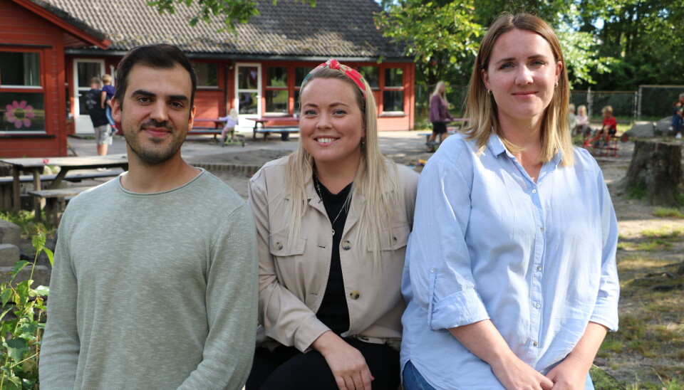 Pedagogisk leder Line Maråk (t.v.) og spesialpedagog Martine Årdahl sier barna inkluderer hverandre på en helt annen måte enn før etter at barnehagen fikk egen spesialpedagog som jobber mot alle barn, som Linnea Sæthre (5) (foran f.v.) og Signe Stensli Haugen (4). Pedagogisk leder Line Maråk (t.v.) og spesialpedagog Martine Årdahl sier barna inkluderer hverandre på en helt annen måte enn før etter at barnehagen fikk egen spesialpedagog som jobber mot alle barn, som Linnea Sæthre (5) (foran f.v.) og Signe Stensli Haugen (4).