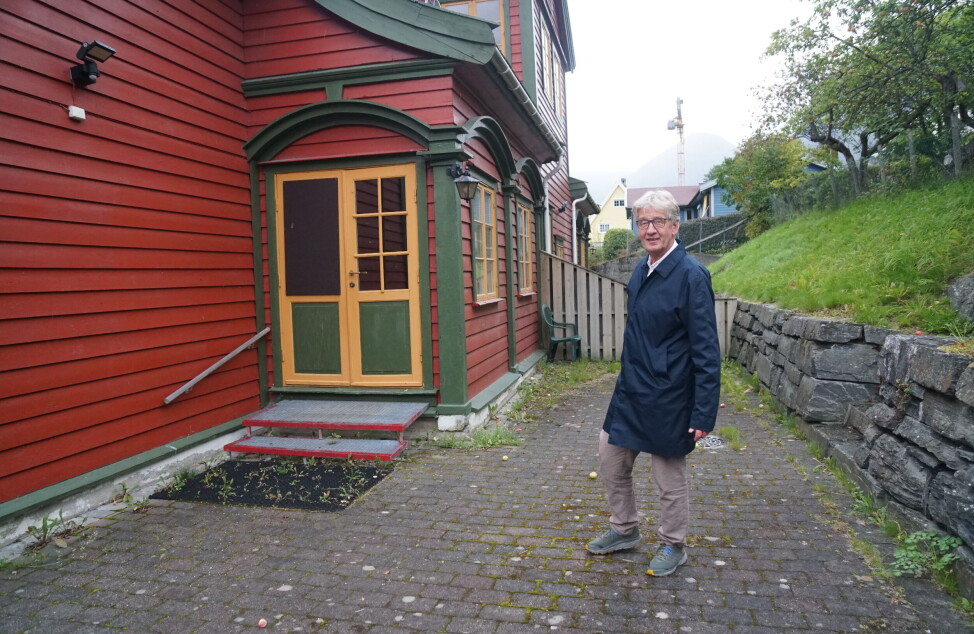 Denne bygningen huset før Aurland barne- og ungdomsskole. Her fikk Clemens Saers sin første lærerjobb. I september 2022 er han tilbake på besøk. Denne bygningen huset før Aurland barne- og ungdomsskole. Her fikk Clemens Saers sin første lærerjobb. I september 2022 er han tilbake på besøk.