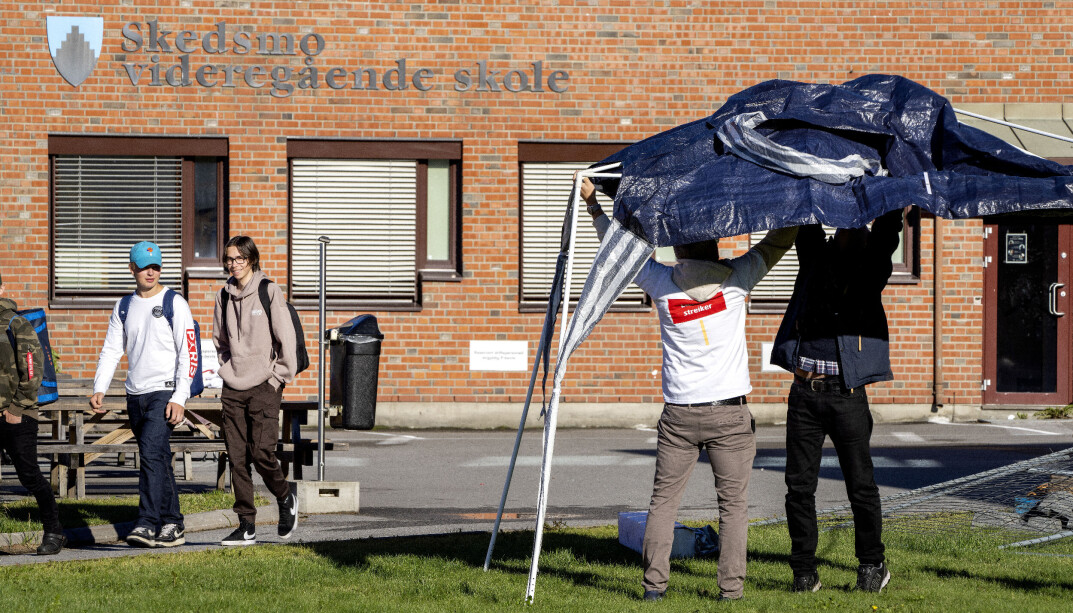 Ved skolestart ble 80 lærere ved Skedsmo videregående skole tatt ut i streik. Og siden har de streiken... Ved skolestart ble 80 lærere ved Skedsmo videregående skole tatt ut i streik. Og siden har de streiken...