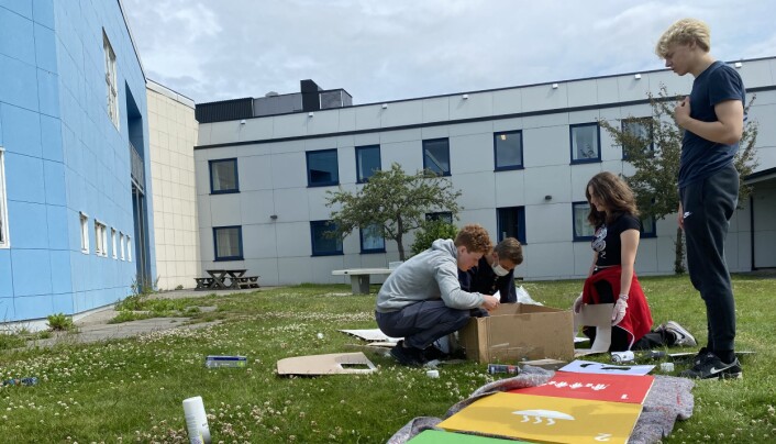 Figur 3. Elevene er med på å lage et kreativt rom ved bruk av gjenbrukte materialer. Her lager de FNs bærekraftsmål og henger dem opp i taket. Figur 3. Elevene er med på å lage et kreativt rom ved bruk av gjenbrukte materialer. Her lager de FNs bærekraftsmål og henger dem opp i taket.